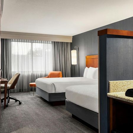 คอร์ตยาร์ด เบอร์ลิงตัน เมานท์ ฮอลลี/เวสท์แทมป์ตัน Hotel Westampton ภายนอก รูปภาพ