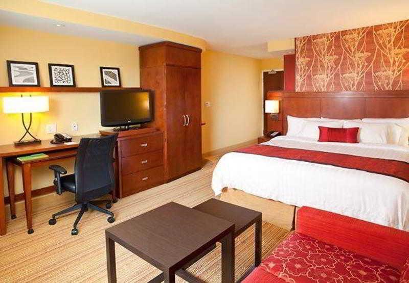 คอร์ตยาร์ด เบอร์ลิงตัน เมานท์ ฮอลลี/เวสท์แทมป์ตัน Hotel Westampton ภายนอก รูปภาพ