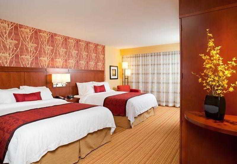 คอร์ตยาร์ด เบอร์ลิงตัน เมานท์ ฮอลลี/เวสท์แทมป์ตัน Hotel Westampton ภายนอก รูปภาพ