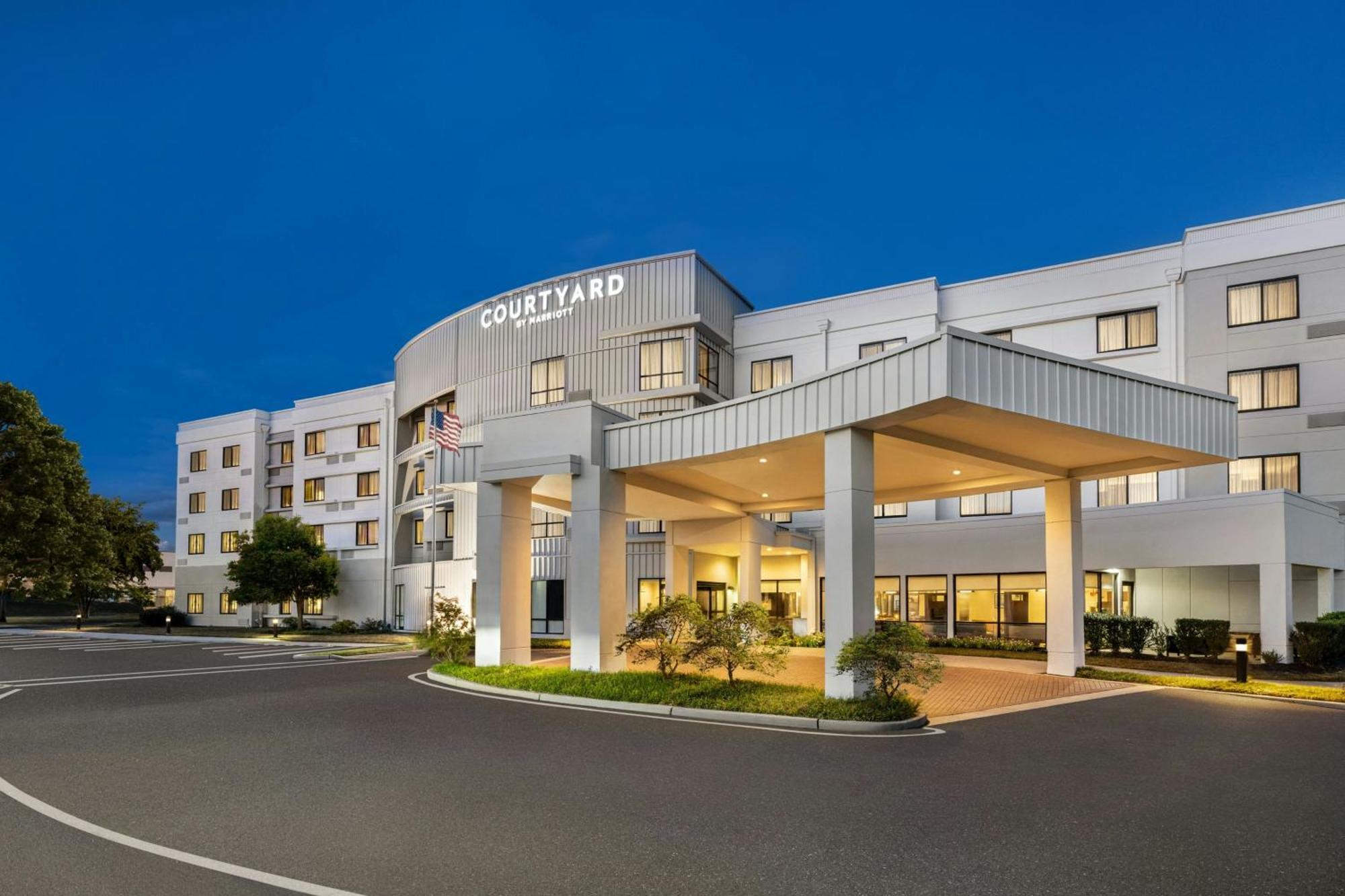 คอร์ตยาร์ด เบอร์ลิงตัน เมานท์ ฮอลลี/เวสท์แทมป์ตัน Hotel Westampton ภายนอก รูปภาพ