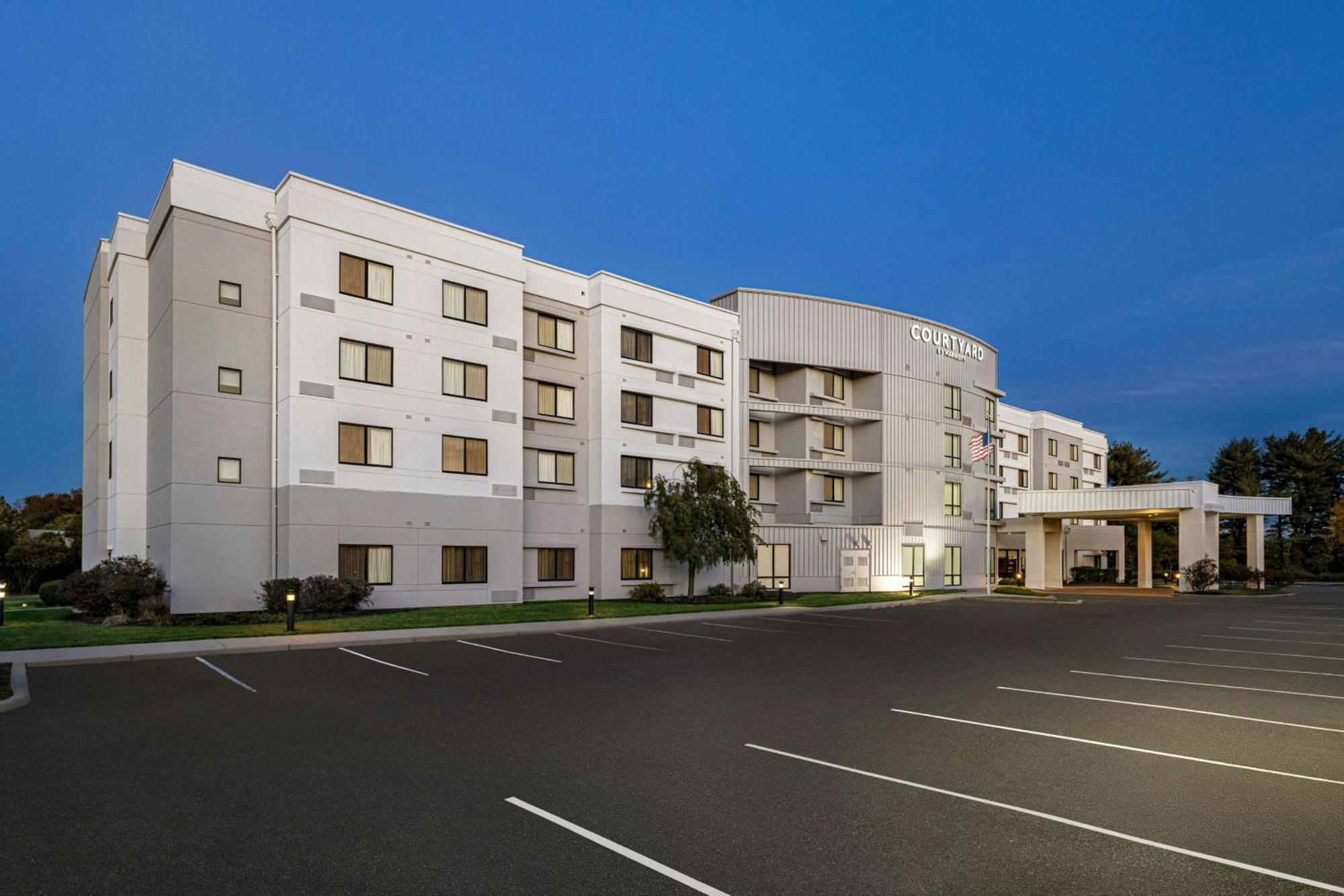 คอร์ตยาร์ด เบอร์ลิงตัน เมานท์ ฮอลลี/เวสท์แทมป์ตัน Hotel Westampton ภายนอก รูปภาพ