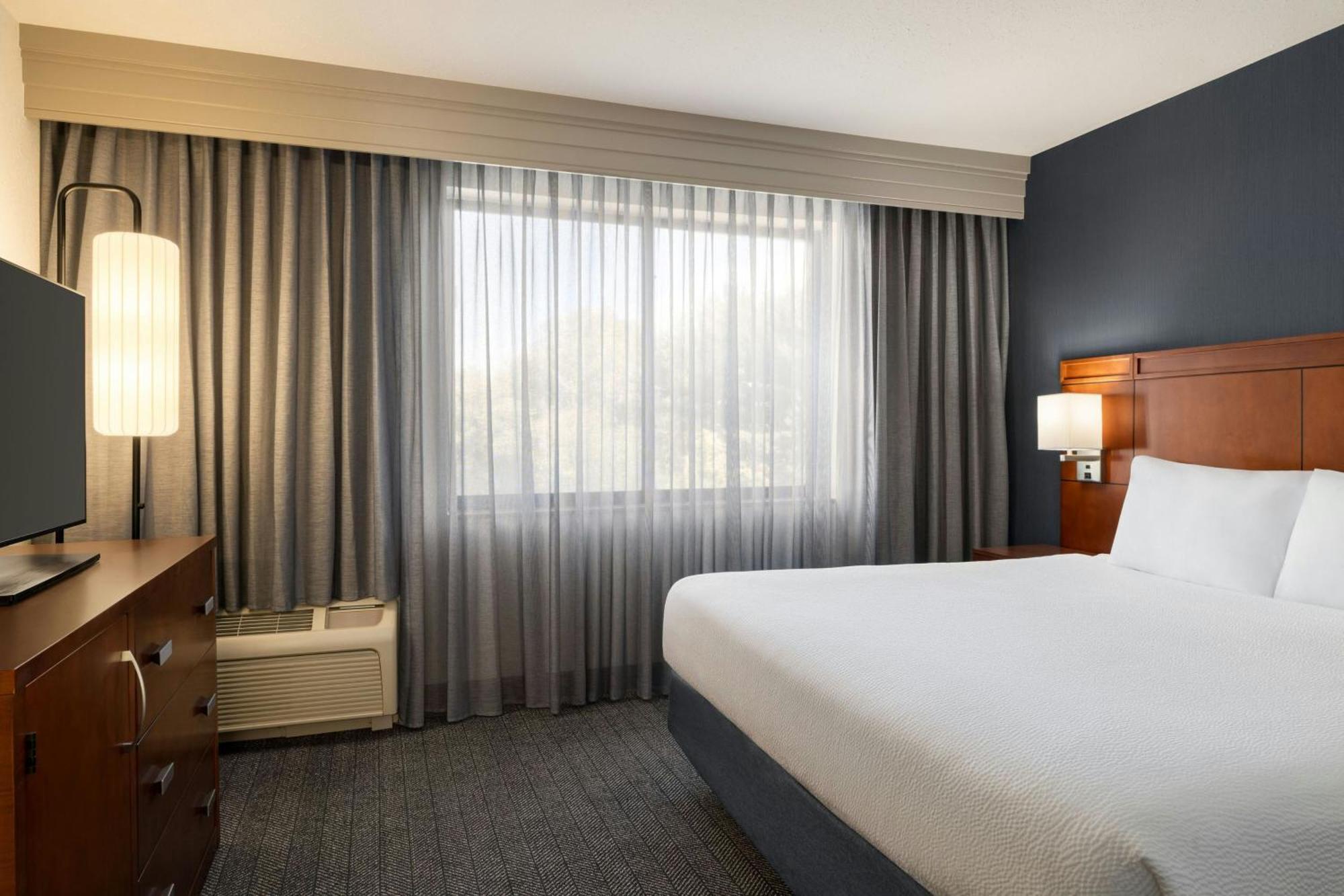 คอร์ตยาร์ด เบอร์ลิงตัน เมานท์ ฮอลลี/เวสท์แทมป์ตัน Hotel Westampton ภายนอก รูปภาพ