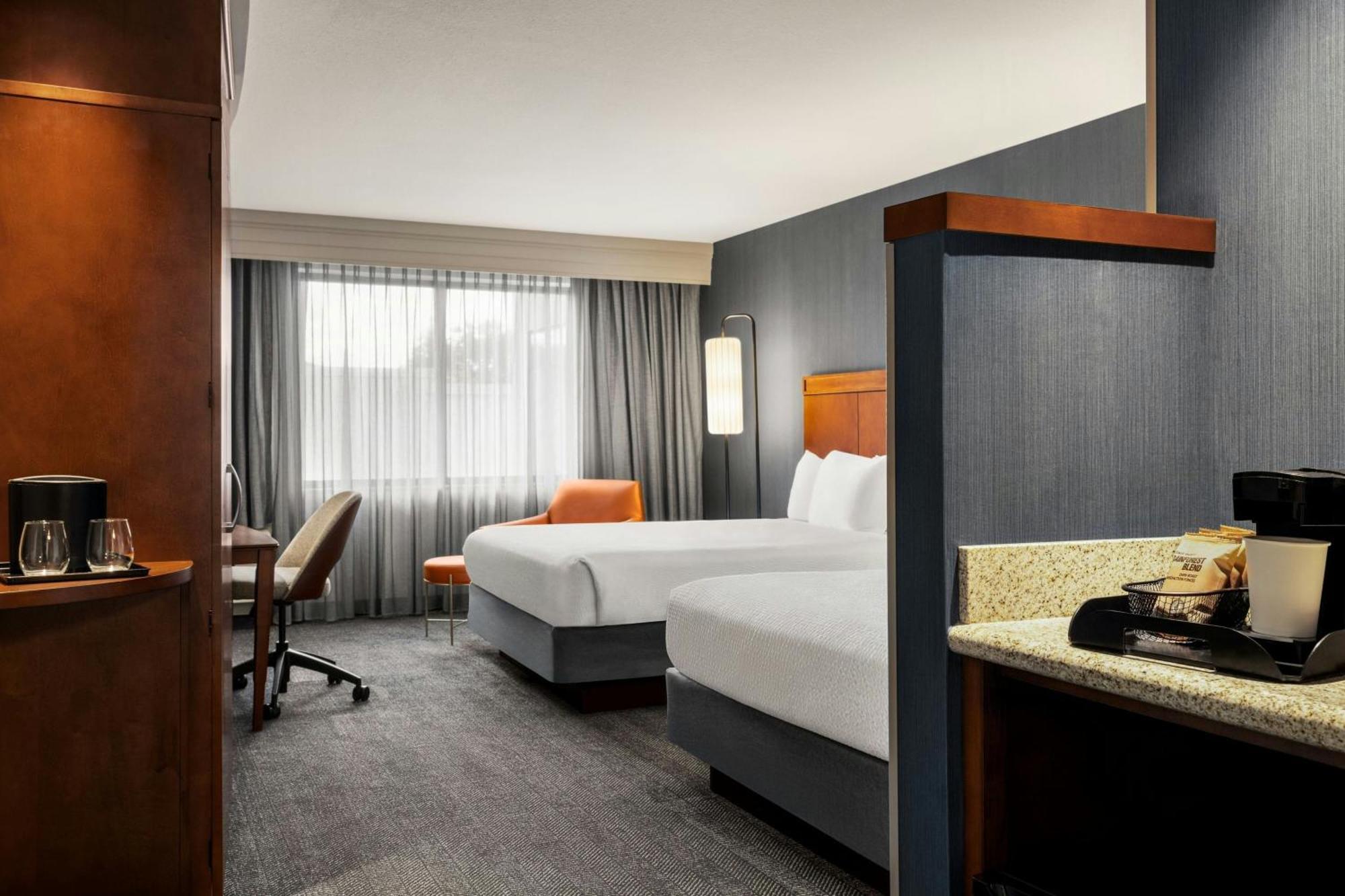 คอร์ตยาร์ด เบอร์ลิงตัน เมานท์ ฮอลลี/เวสท์แทมป์ตัน Hotel Westampton ภายนอก รูปภาพ